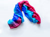一條起縐的絲巾，包含藍色、粉紅色及紫色，顏色鮮豔。