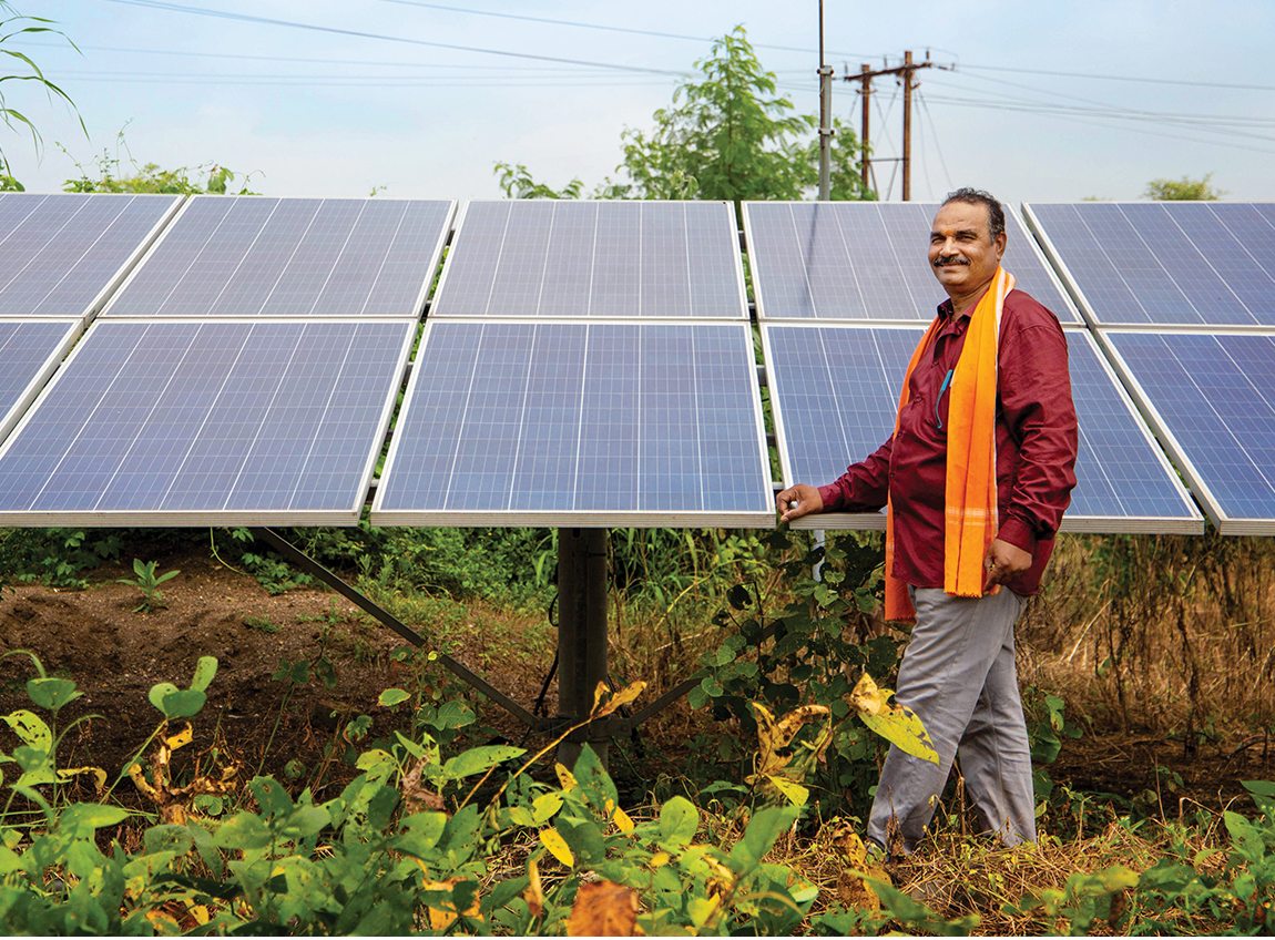 一名男士微笑著展示一系列的太陽能板。