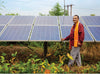 一名男士微笑著展示一系列的太陽能板。